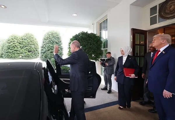 Beyaz Saray'da samimi karşılama! Tarihi zirvede dikkat çeken kareler